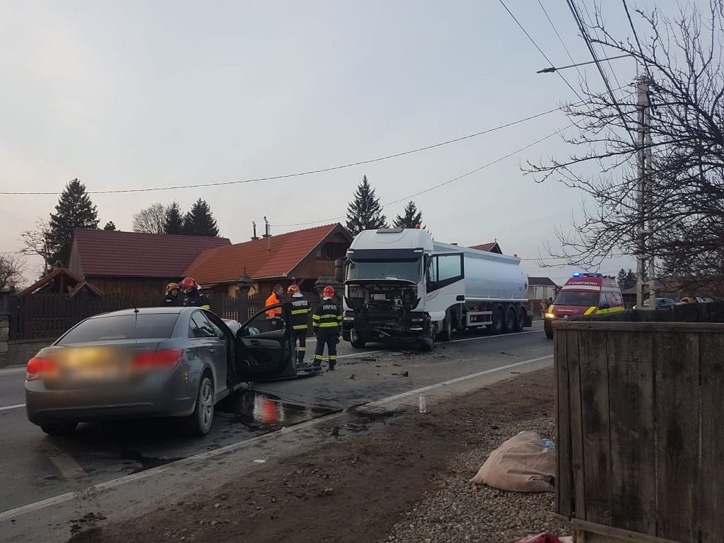 Teherautó és személyautó ütközött