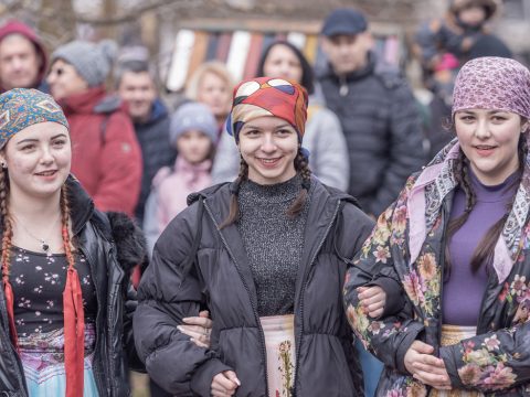 Vészesen fogy az idő a pártában maradt lányok számára