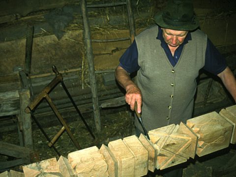 A Hajnali Erdélybe látogat