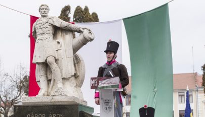 Szónok- és szavalóversenyt rendeznek a hősök tiszteletére