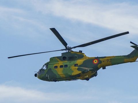 Helikopteres gyakorlatot tartanak Sepsiszentgyörgyön a román hegyivadászok