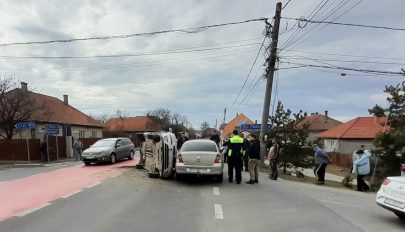 Három autó ütközött, egyik az oldalára borult