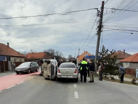 Három autó ütközött, egyik az oldalára borult