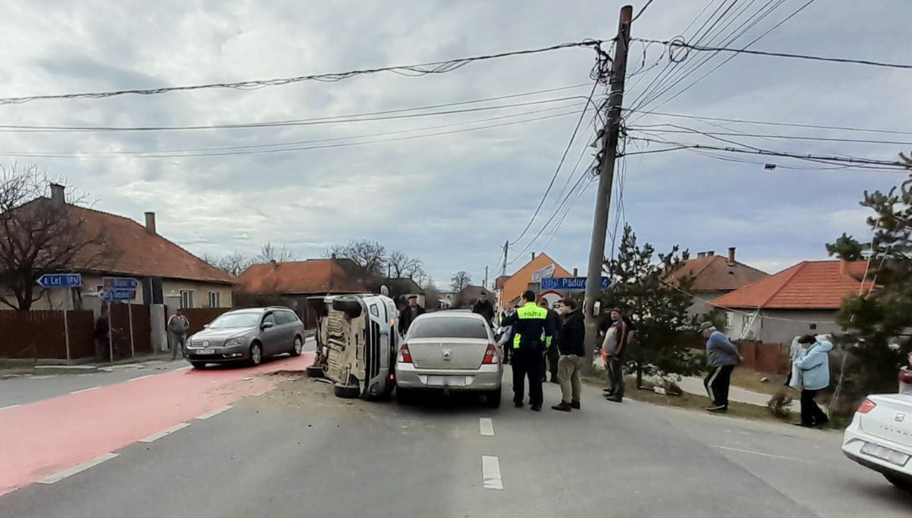 Három autó ütközött, egyik az oldalára borult