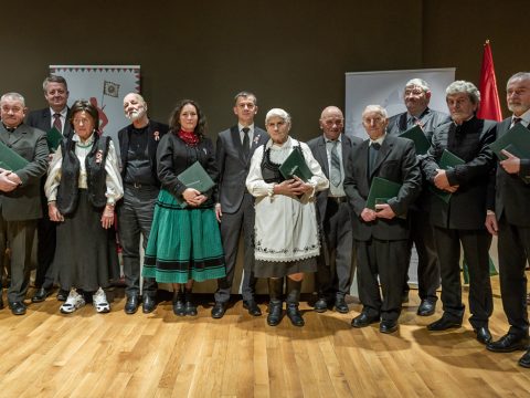 Nehéz időkben szükség van példamutató személyekre