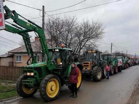 Megbénították a forgalmat a traktorokkal tiltakozók