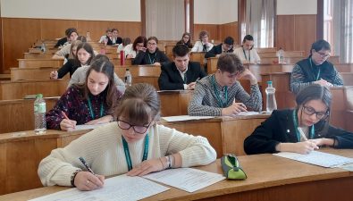 A diákok a Babeş-Bolyai Tudományegyetem főépületében szembesültek a tételekkel (fotó: romkat.ro)