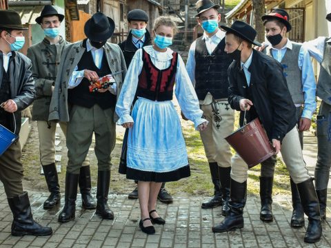 Szánozás, tyúkmonyászás, kakasünnep
