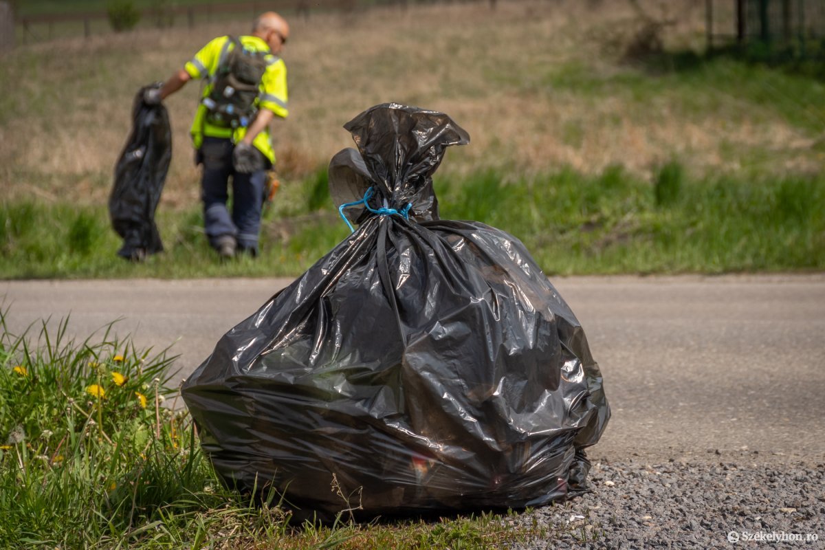 Húsz kilométeren gyűjtik a szemetet