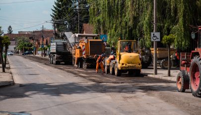 Új koptatóréteg kerül a város egyik legforgalmasabb útszakaszára