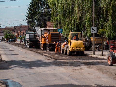 Új koptatóréteg kerül a város egyik legforgalmasabb útszakaszára