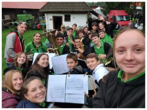 Az emlékünnepet a Felsőháromszéki Ifjúsági Fúvószenekar koncertje foglalja keretbe