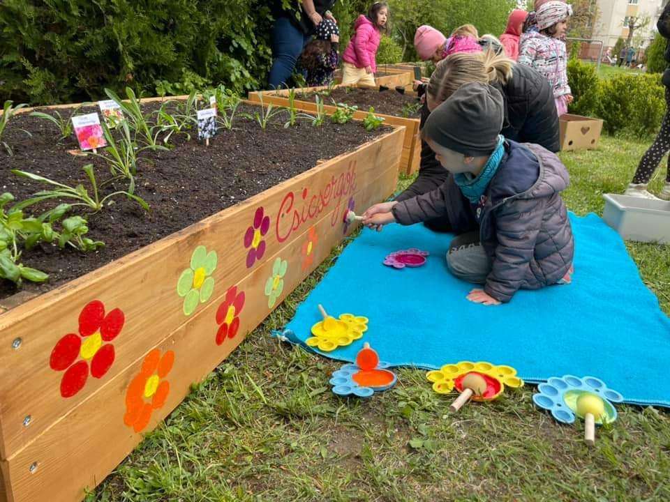 „Kék ibolya, gyöngyvirág, csupa öröm a világ!”