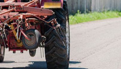 Traktor ütközött furgonnal, mindkét sofőr megsérült