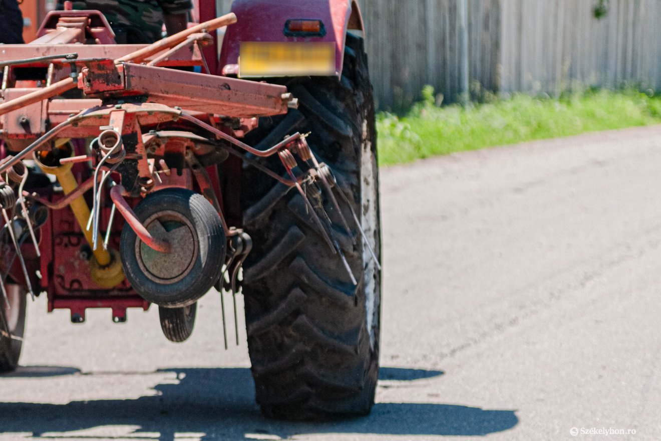 Traktor ütközött furgonnal, mindkét sofőr megsérült