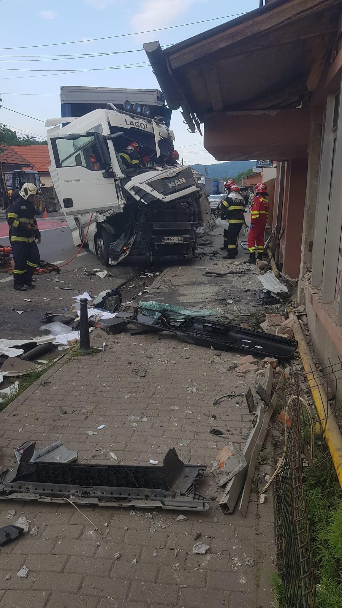 Életét vesztette az épületnek csapódott kamion sofőrje