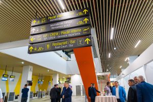 A reptéren magyar feliratok is eligazítják az utasokat