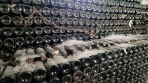 Bepókhálósodott palackok a Chateau Mousar pincéjében