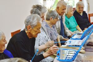 Érdekes zenei foglalkozások, papírhajtogatás, torna - az öregek életét az öregotthonk vezetői többféle módon is színesítik (Fotó: Bodor Tünde)