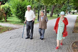 A levegőzés, intézményen kívüli séta, kirándulás rendszeres programpont a Zathureczky Berta Központ lakói számára (Fotó: A Zathureczky Berta Központ Facebook-oldala)