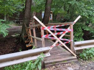 A Honvéd-kúthoz átvezető lezárt híd. A forrást csak az erdőn keresztül lehet megközelíteni, de ez lassan vakmerőségnek minősül...