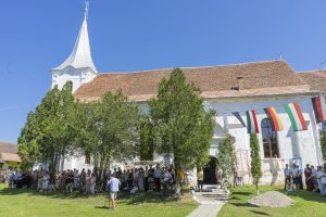 A futásfalvi Szent András-templom Sarlós Boldogasszony napján (fotó: Bartos Lóránt)