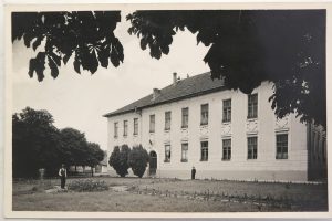 Az Apor Péter Szakközépiskola – egykori polgári leányiskola – épülete korabeli képeslapon