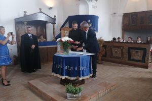 Papos polgármestere, Illés Béla és Fodor Imre illyefalvi polgármester  ellátja kézjegyével a testvértelepülési szerződést (Fotó: Bodor Tünde)