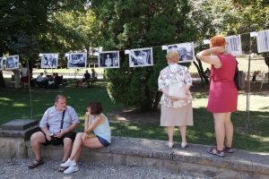 Rikán adatik meg, hogy egy kiállításon ilyen oldott hangulat legyen (Fotó: Bodor Tünde)