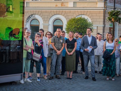 Jókor, jó helyen, jó társaságban került sor Máté Bence természetfotó-kiállításának  megnyitójára