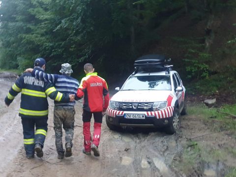 Mindenki keres valamit: az ember gombát, a hegyimentő embert