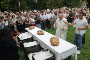 Hajdú János esperes plébános áldotta meg a kenyereket (Fotó: Bodor Tünde)