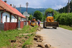 Kommandón egész nyáron azon dolgoztak, hogy az ünnepre megfelelő állapotba hozzák a faluképet (fotó: Kommandó Polgármesteri Hivatala)