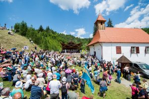 Zarándokok misén a kontumáci Nagyboldogasszony-kápolnánál, Gyimesbükkben 2017. június 2-án (fotó: Balogh Zoltán/MTI)