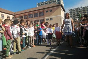 Minden szem a legkisebbekre, a bevonuló előkészítősökre szegeződik (Fotó: Bodor Tünde)