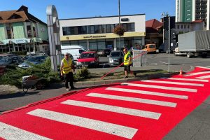Piros színű felfestéssel keretezik a város forgalmasabb gyalogos-átkelőit