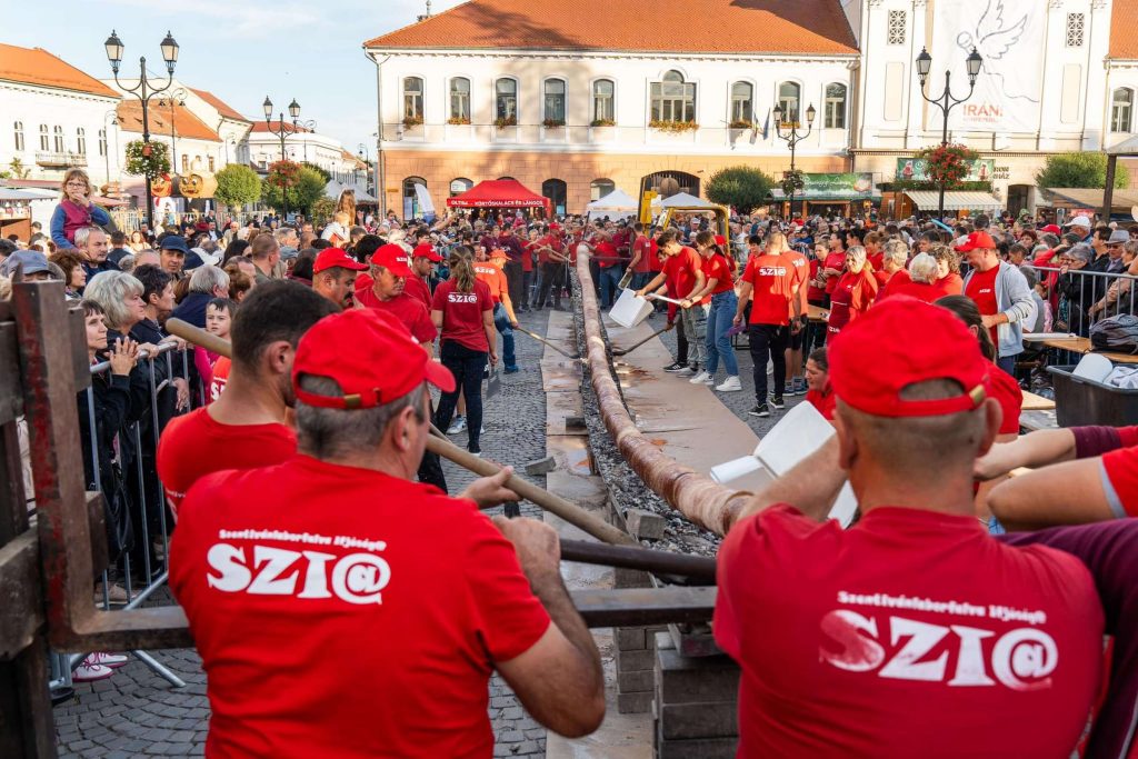 A szentivánlaborfalvi Ifjak Egyesülete 20 méteres kürtőst sütött nagy szakértelemmel