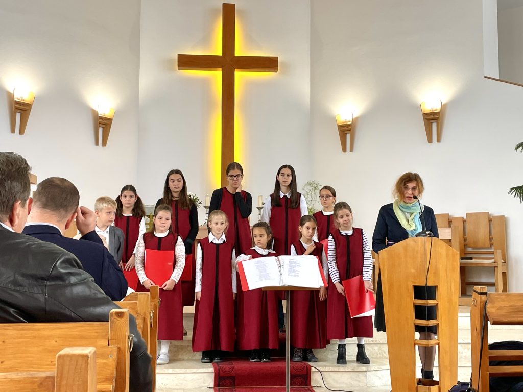 Szebeni Zsuzsanna, a Liszt Intézet vezetője és a Kantate gyermekkórus nyitotta meg a tárlatot.