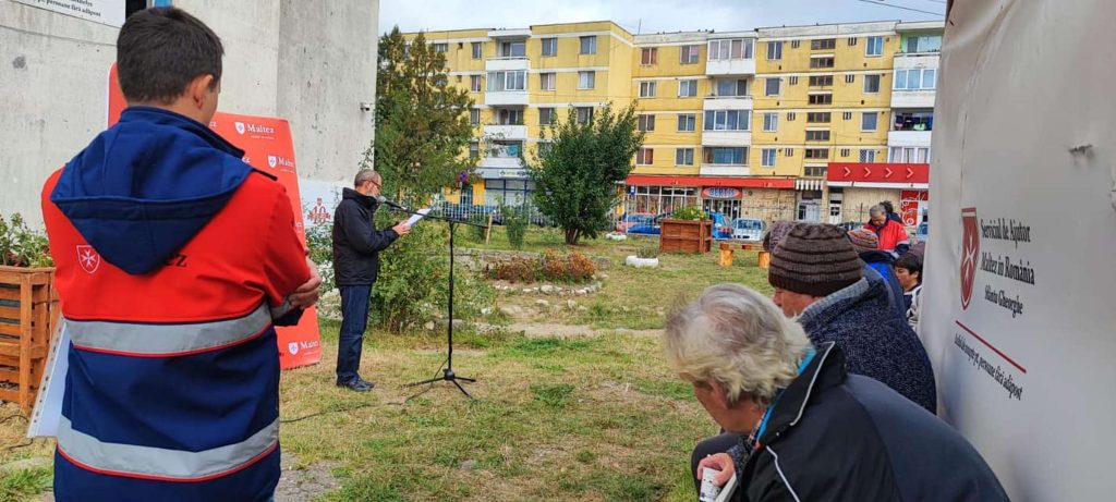 A Máltai Szeretetszolgálat munkatársai egy nem túl szívderítő környezetben is melegséget, szépséget teremtenek a hajléktalanoknak. Fotó: Máltai Szeretetszolgálat Sepsiszentgyörgy/Facebook