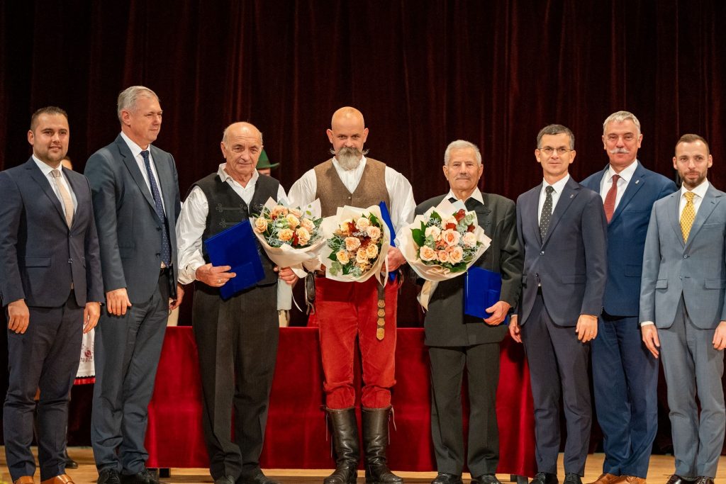 A székelyföld három megyéjét képviselő díjazottak, balról jobbra: Szőke Tibor, Tölgyesi Béla, Barabás László. Fotó: Török Etele