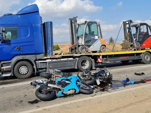 Három motorbicikli, egy autó és egy nyergesvontató ütközött
