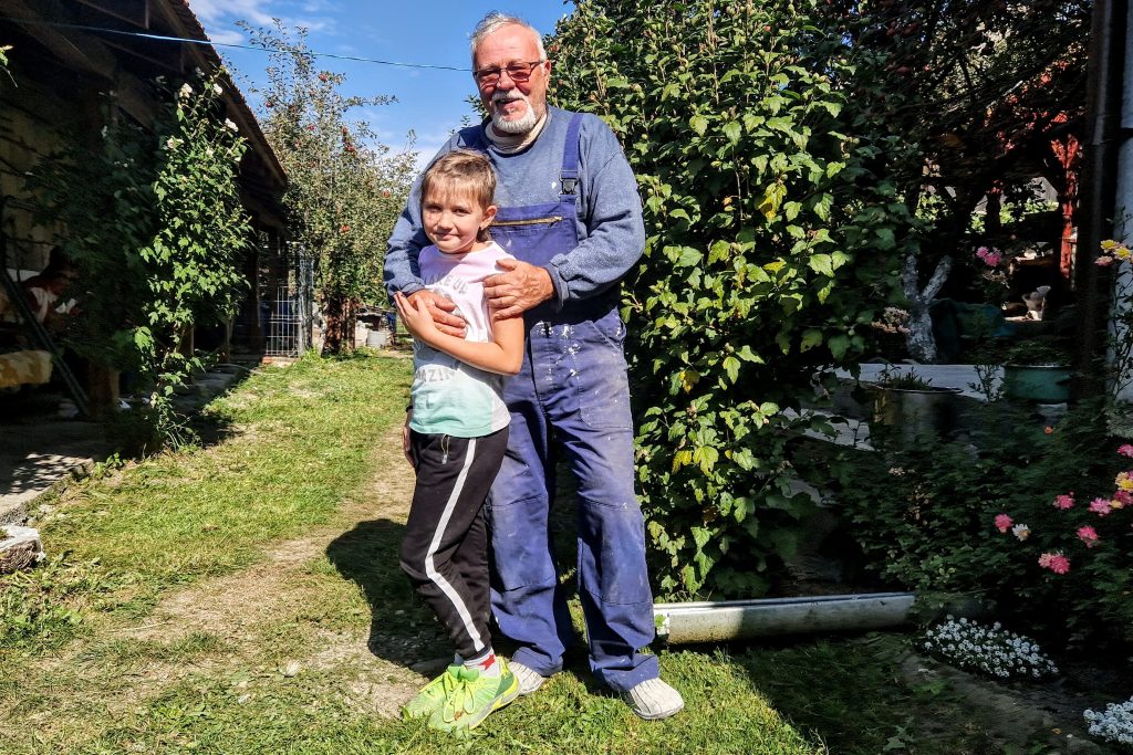 Datki Sándor az unokájával (fotó: Kocsis Károly)