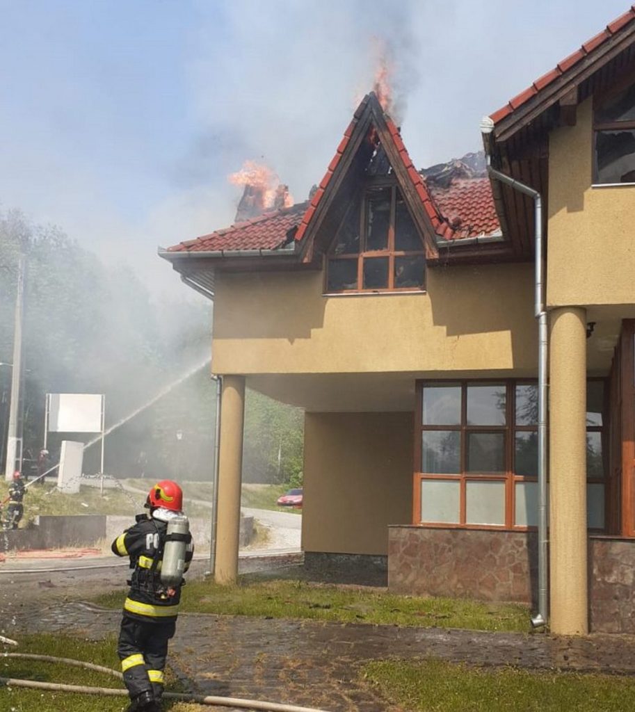 A lánglovagok hat órán át oltották a tüzet. Fotó: Kovászna Megyei Készenléti Felügyelőség