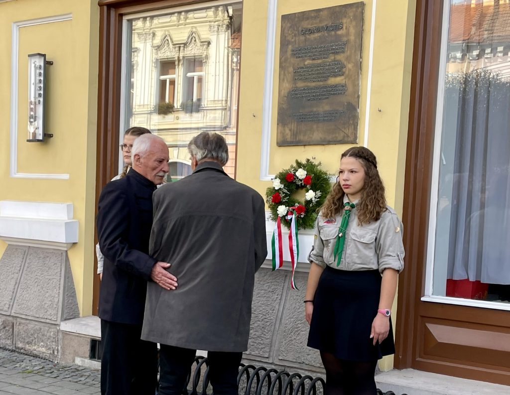 Váncsa Árpád és Zsók László egykori politikai foglyok helyezték el az első koszorút