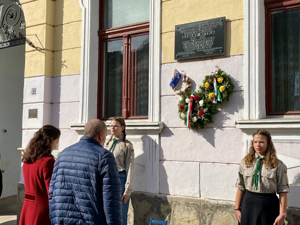 Sepsiszentgyörgy alpolgármesterei tisztelegnek Szalay Attila mártír emléktáblája előtt