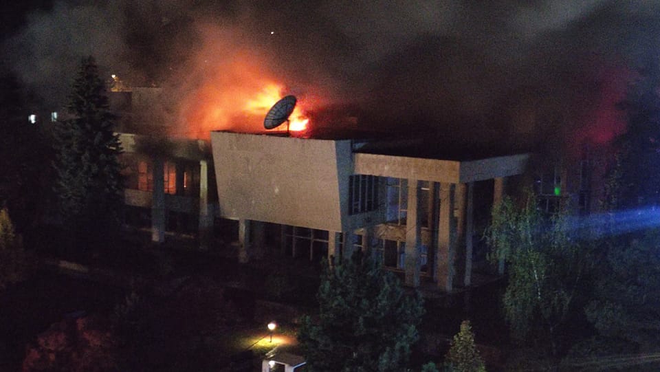 FRISSÍTVE: Tűz ütött ki a sepsiszentgyörgyi kultúrpalotában