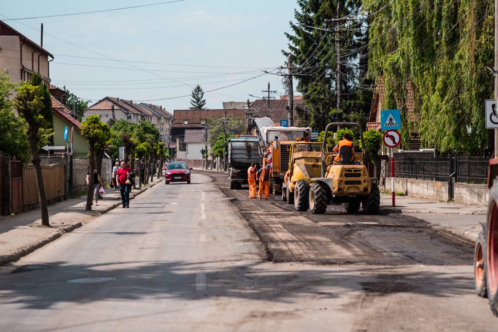 Az Ady Endre és a Dózsa György utcákban 2,3 kilométer hosszúságban öntöttek új aszfaltszőnyeget. Fotó: Kézdivásárhely Önkormányzata/Facebook