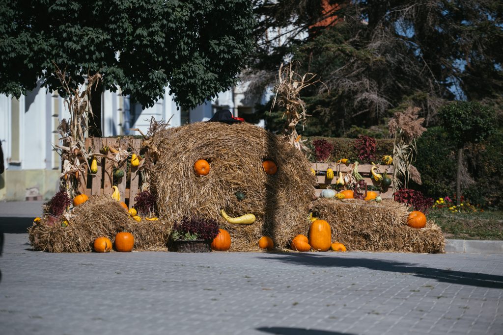 A főtéren őszi dekoráció fogadja a járókelőket. Fotó: Kézdivásárhely Önkormányzata/Facebook