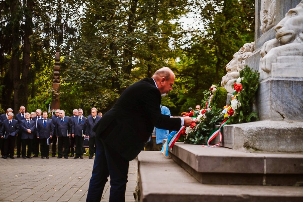 Markó Attila koszorúz a 48-as emlékműnél. Fotó: Klárik Lóránd