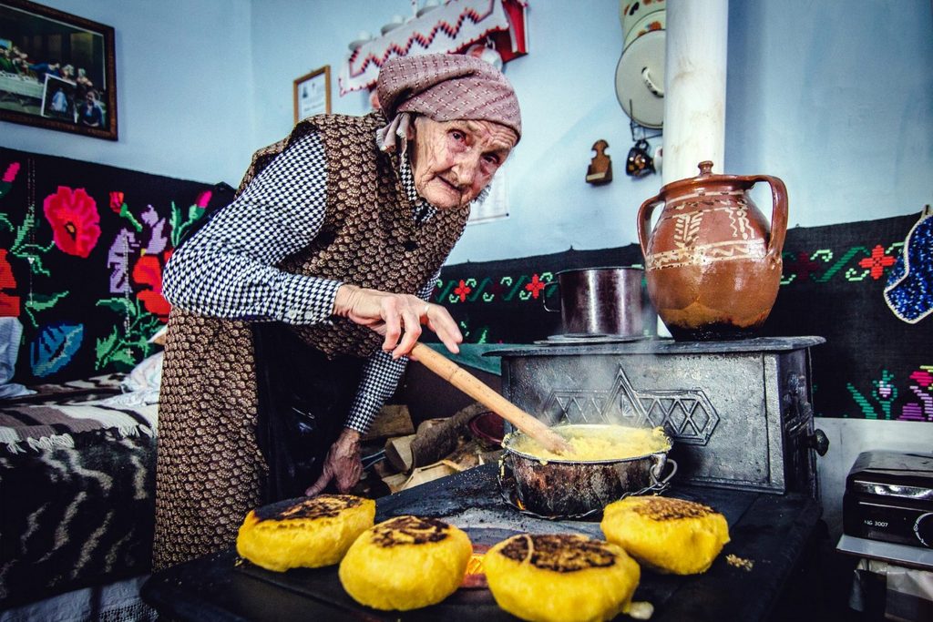 Csili Panna néni túrós puliszkát készít a Hidegségben. Fotó: Erős Zoltán/Székely Kalendárium